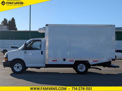 Used 2019 GMC Savana 3500 Refrigeration Reefer 12FT Box w/ Power Convenience Package image 4