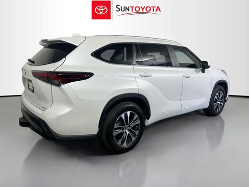 Used 2024 Toyota Highlander XLE FWD image 4