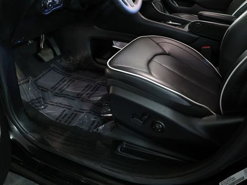 Used 2025 Chrysler Pacifica Limited FWD image 28