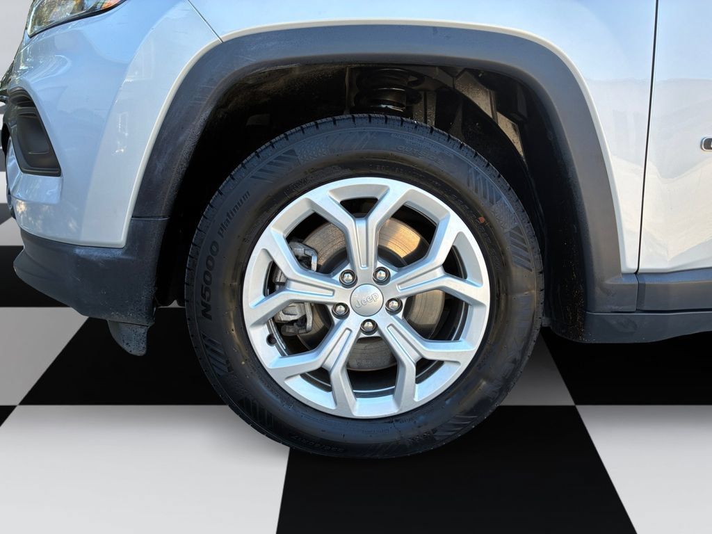 Used 2024 Jeep Compass Latitude AWD/4WD image 14