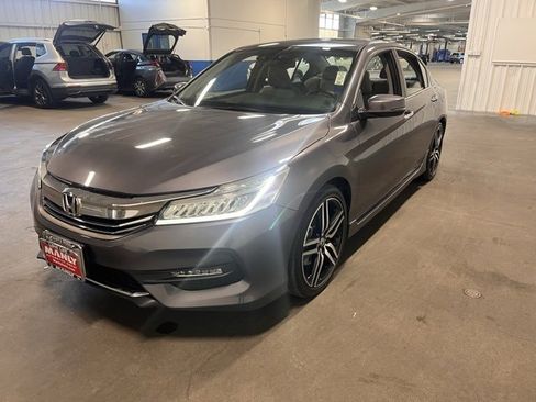 Used 2017 Honda Accord Touring image 7