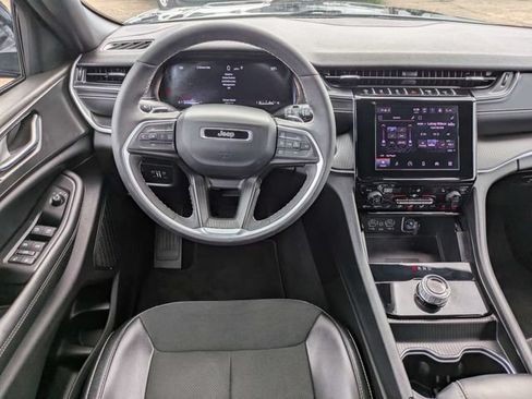 Used 2025 Jeep Grand Cherokee Altitude AWD/4WD image 16