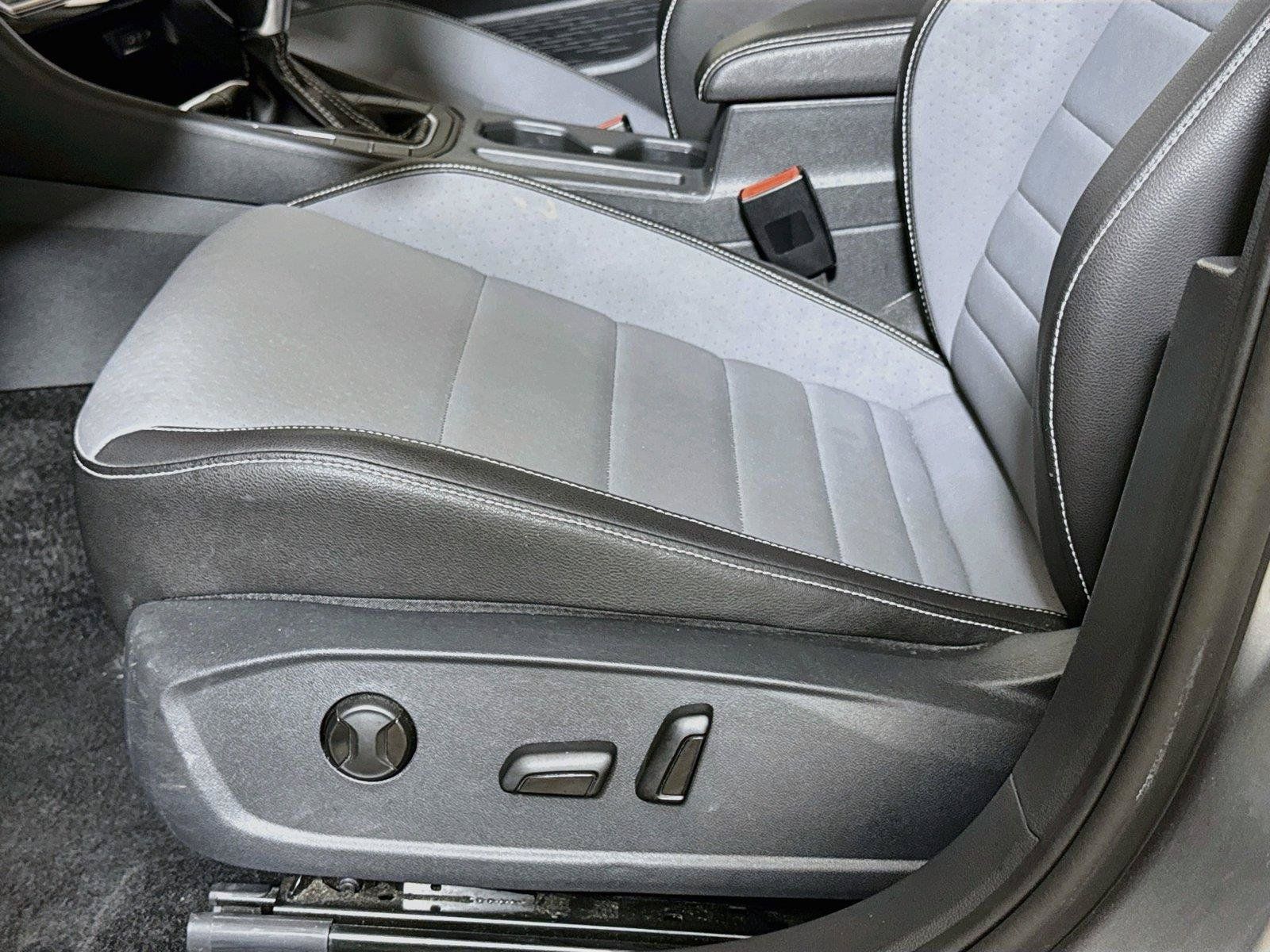 Used 2025 Volkswagen Jetta SE FWD image 16