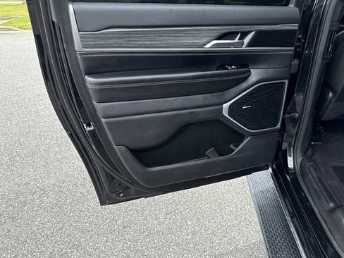 Used 2023 Jeep Wagoneer L Series II AWD/4WD image 23
