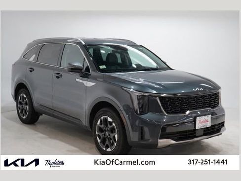 Used 2024 Kia Sorento S image 1