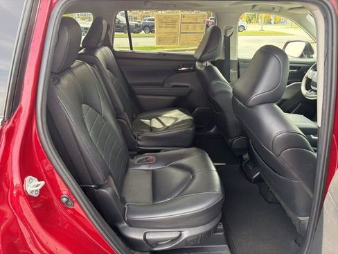 Used 2023 Toyota Highlander XLE image 21