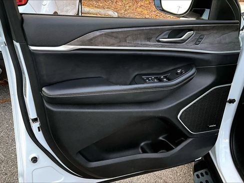 Used 2022 Jeep Grand Cherokee L Limited w/ Luxury Tech Group II image 20