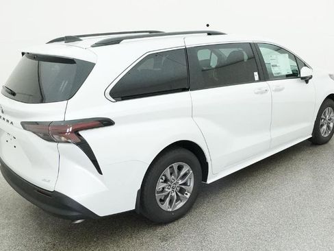 New 2026 Toyota Sienna XLE FWD image 12