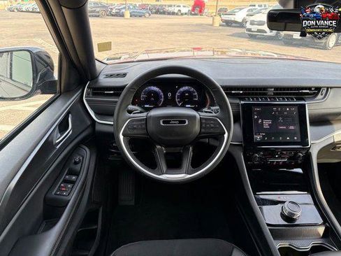 Certified 2025 Jeep Grand Cherokee Altitude image 13