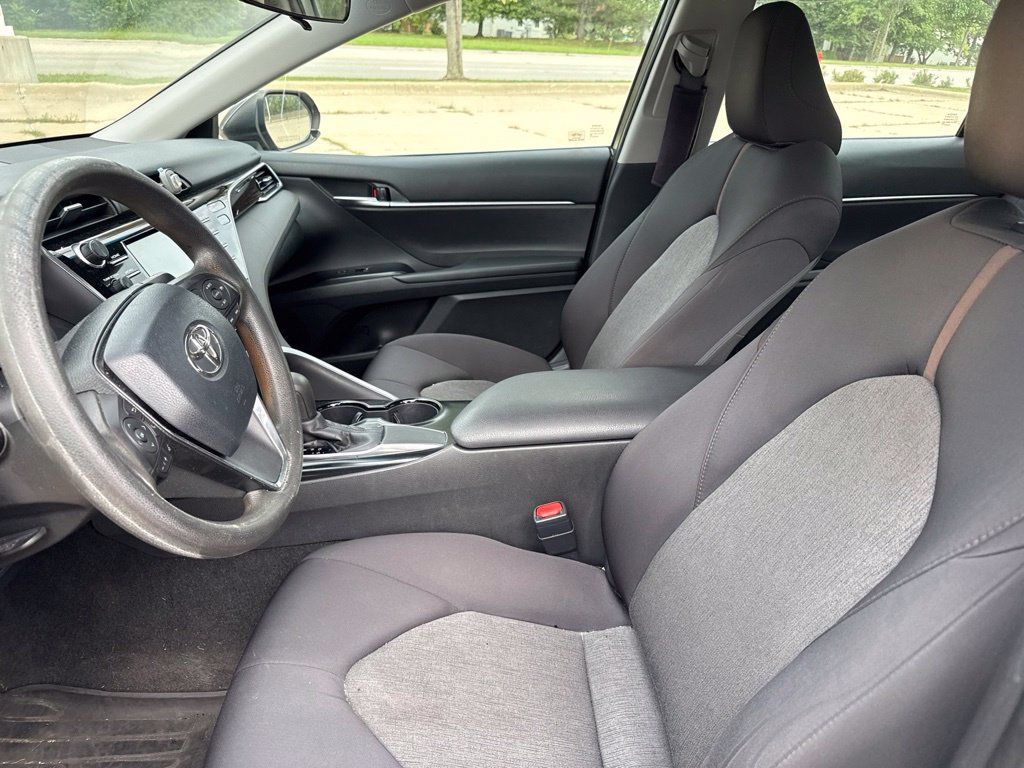 Used 2018 Toyota Camry LE FWD image 13