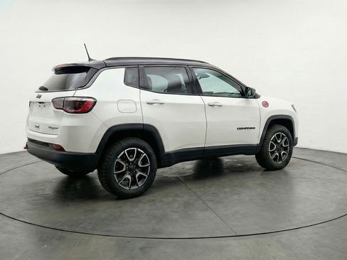 Used 2025 Jeep Compass Trailhawk AWD/4WD image 9