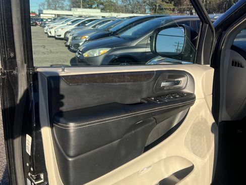 Used 2016 Chrysler Town & Country Touring image 8