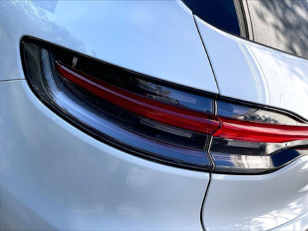 Certified 2022 Porsche Macan AWD/4WD image 31