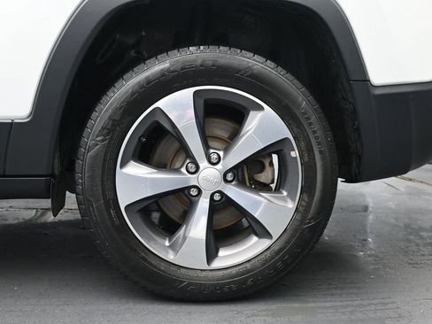 Used 2019 Jeep Cherokee Limited image 12