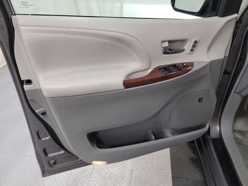 Used 2014 Toyota Sienna XLE image 15