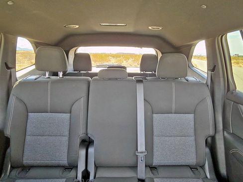 Used 2025 GMC Acadia Elevation image 9