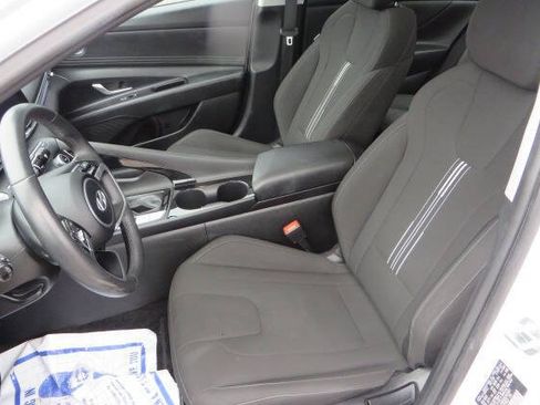 Used 2025 Hyundai Elantra SEL FWD image 17
