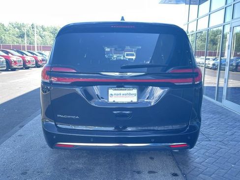 Used 2025 Chrysler Pacifica Select FWD image 31