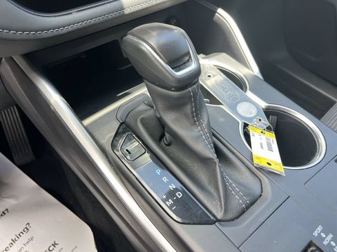Used 2025 Toyota Highlander LE FWD image 26