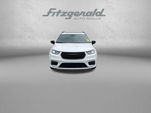 Used 2025 Chrysler Pacifica Limited FWD image 2