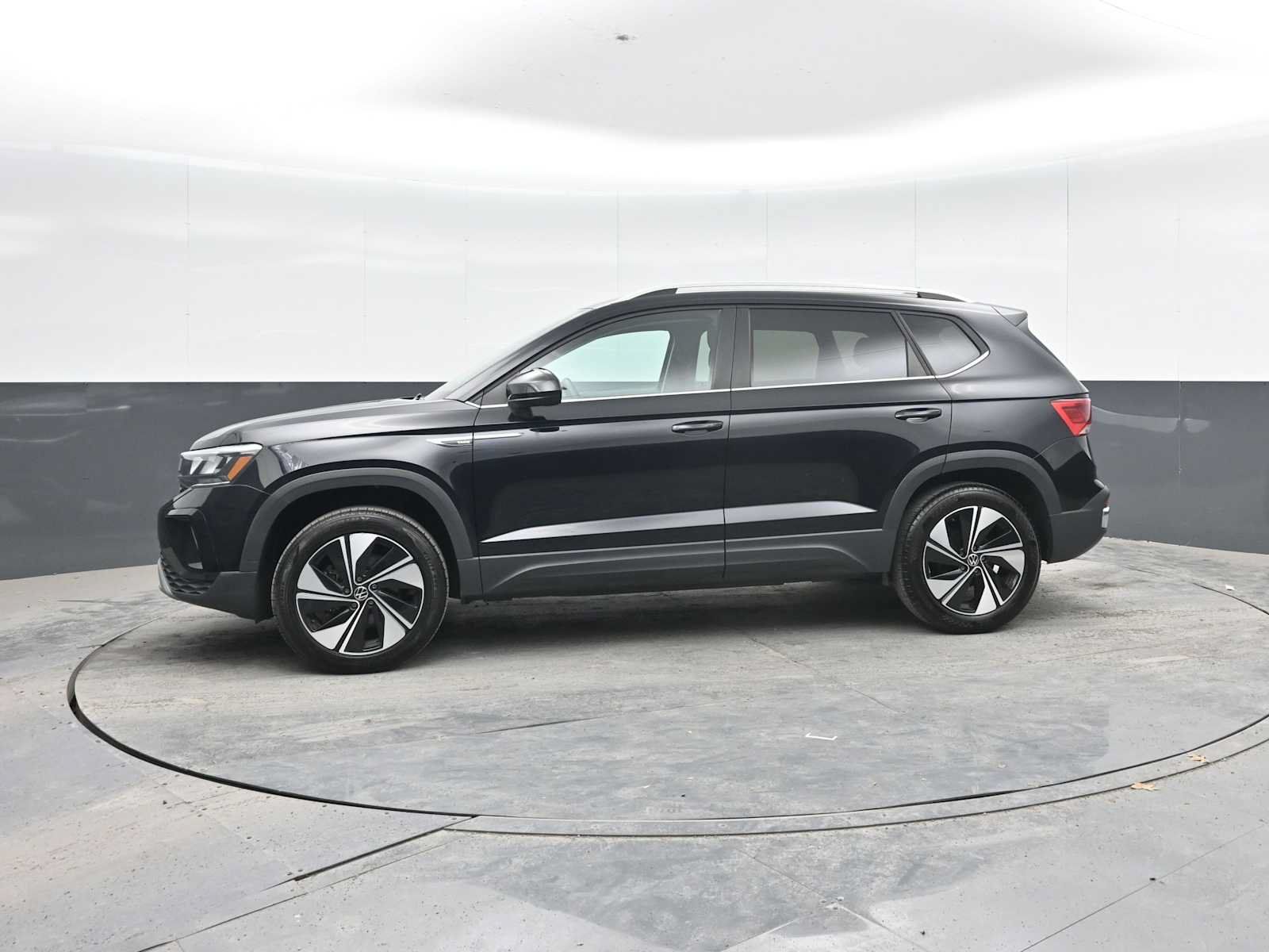 Used 2024 Volkswagen Taos SE AWD/4WD image 4