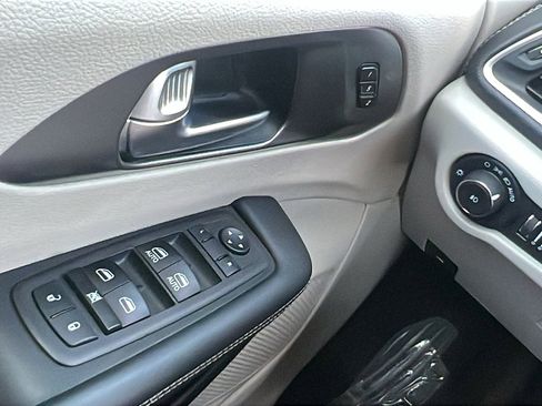 Used 2023 Chrysler Pacifica Touring-L image 34