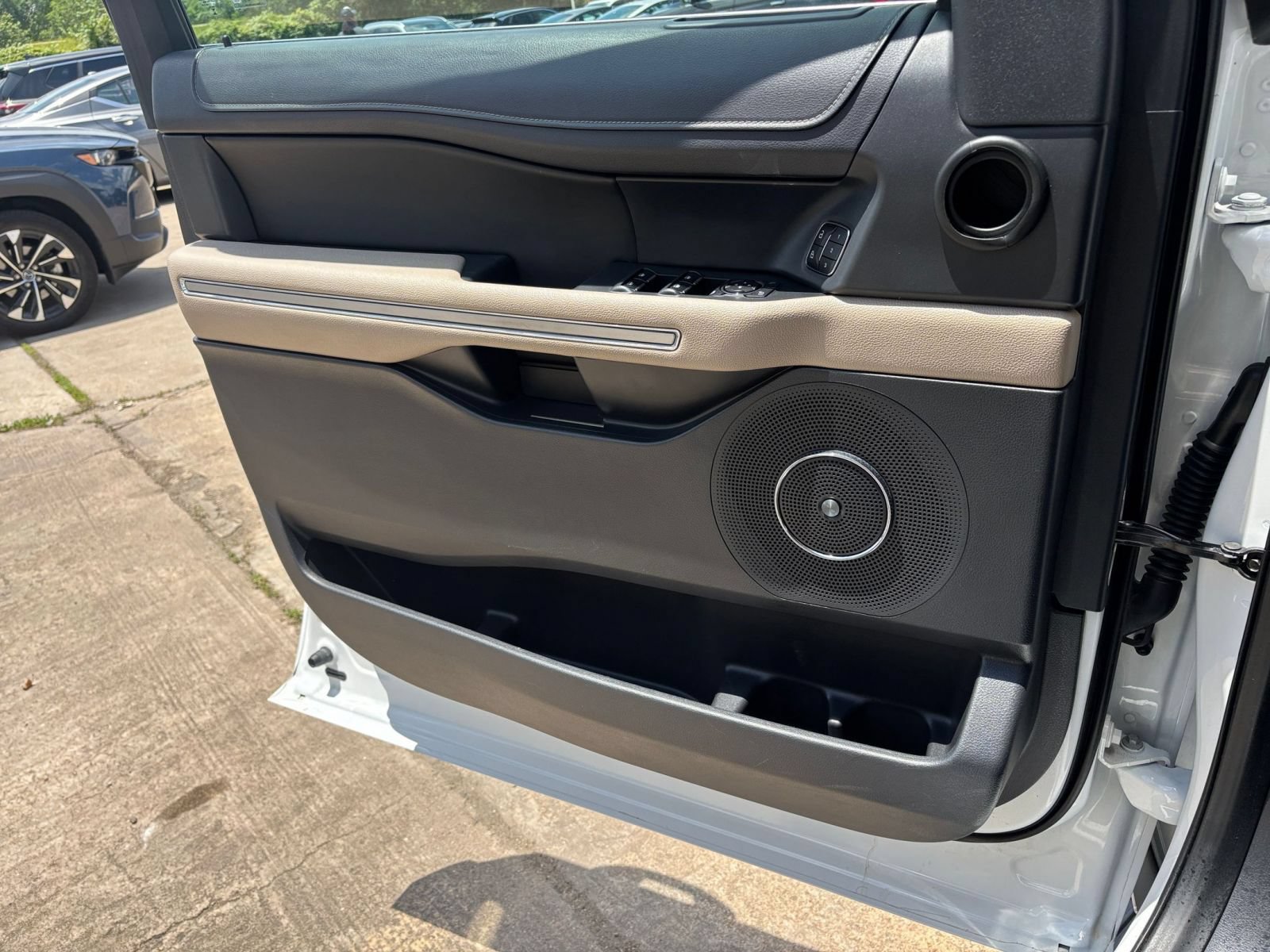 Used 2024 Ford Expedition Limited AWD/4WD image 18