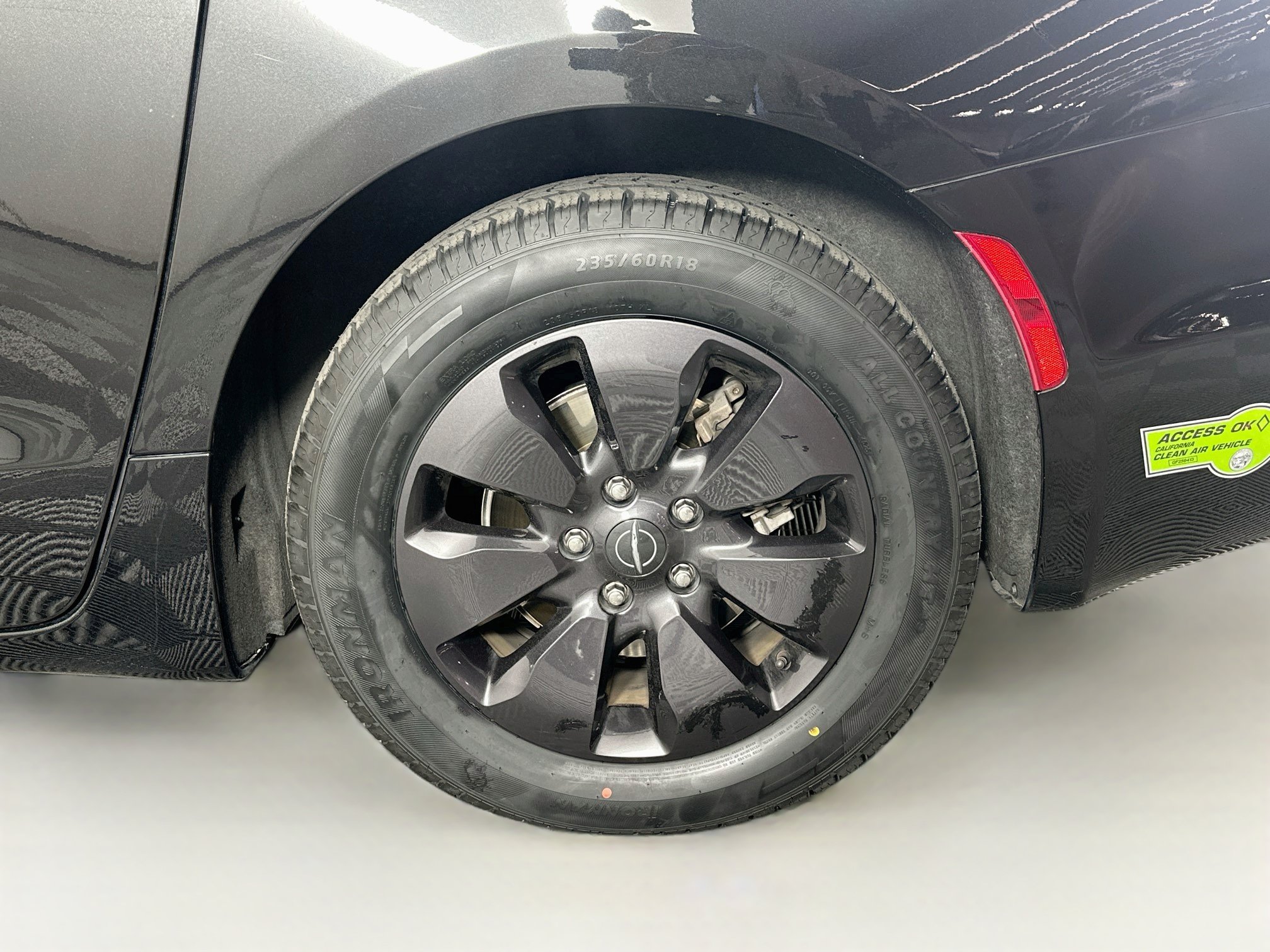 Used 2020 Chrysler Pacifica Limited w/ Advanced Safetytec Group FWD image 11