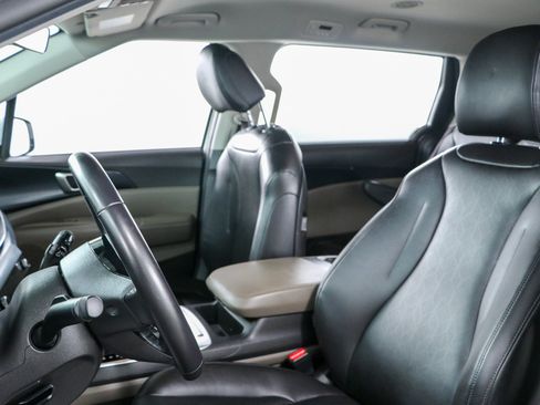 Used 2025 Kia Carnival FWD image 23