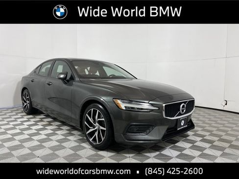 Used 2019 Volvo S60 T6 Momentum w/ Multimedia Package image 1