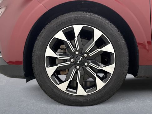 Used 2024 Kia Carnival EX FWD image 26