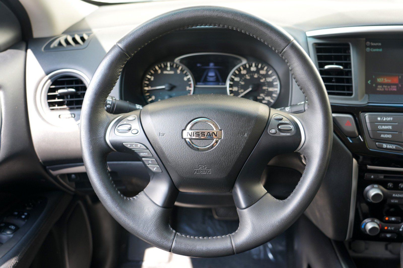 Used 2017 Nissan Pathfinder SV FWD image 18
