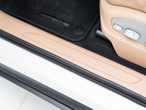 Certified 2025 Porsche Macan image 14