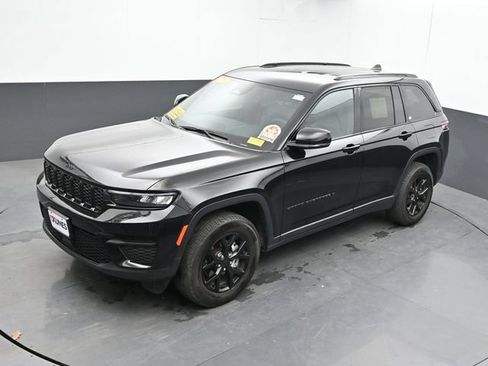 Used 2025 Jeep Grand Cherokee Altitude AWD/4WD image 37