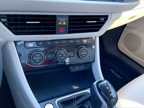 Used 2023 Volkswagen Jetta SE image 14