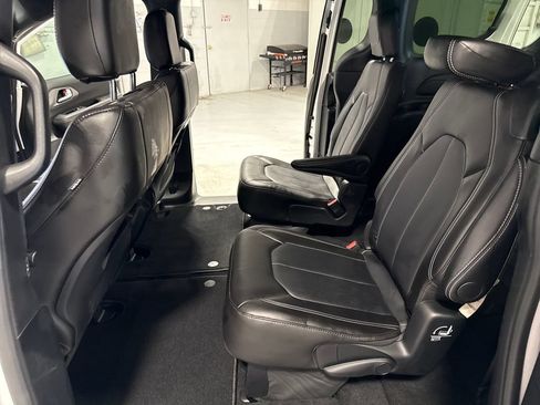 Used 2025 Chrysler Pacifica Select FWD image 37