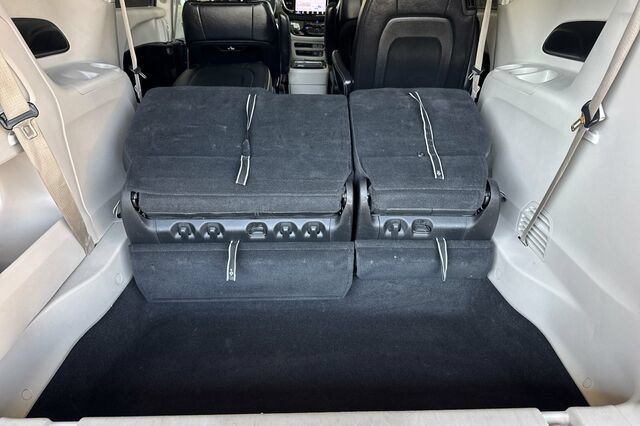 Used 2022 Chrysler Pacifica Touring-L FWD image 13