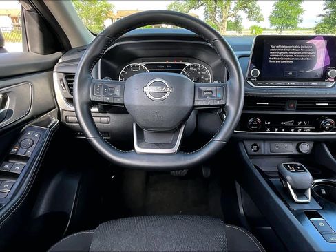 Certified 2025 Nissan Rogue SV FWD image 6