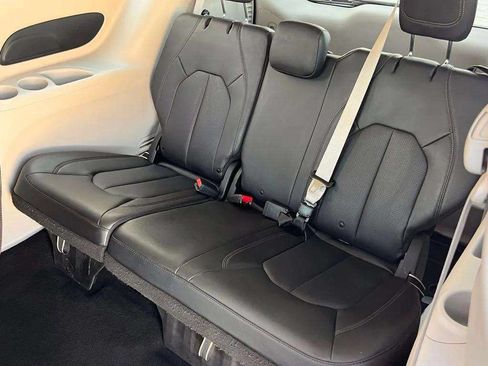 Used 2019 Chrysler Pacifica Touring-L FWD image 12