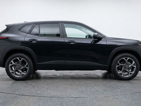 Used 2025 Chevrolet Trax LT w/ LT Convenience Package image 11