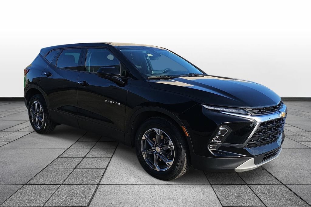 Used 2025 Chevrolet Blazer LT FWD image 3