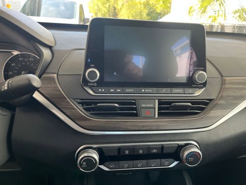 Used 2025 Nissan Altima 2.5 SV FWD image 17