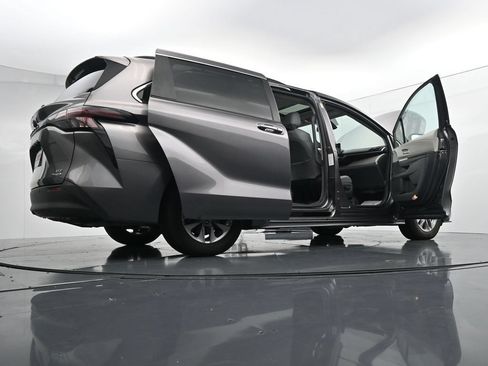 Used 2024 Toyota Sienna XLE FWD image 40