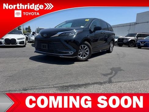 Used 2023 Toyota Sienna XLE FWD image 2