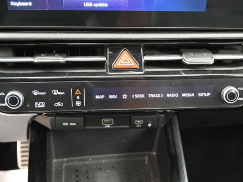 Used 2023 Kia Niro SX Touring FWD image 28