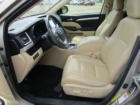Used 2015 Toyota Highlander XLE image 19