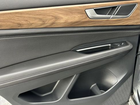 Used 2024 Volkswagen Atlas SE image 15