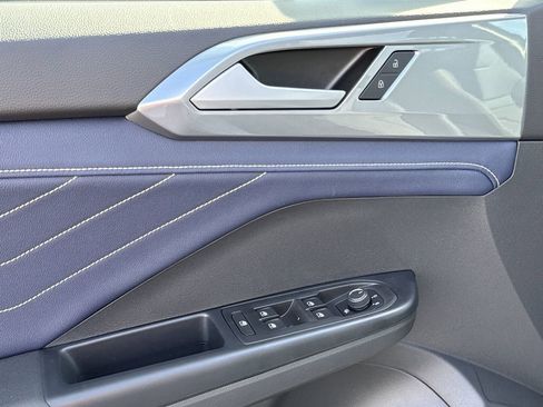 New 2026 Volkswagen Taos SEL image 25