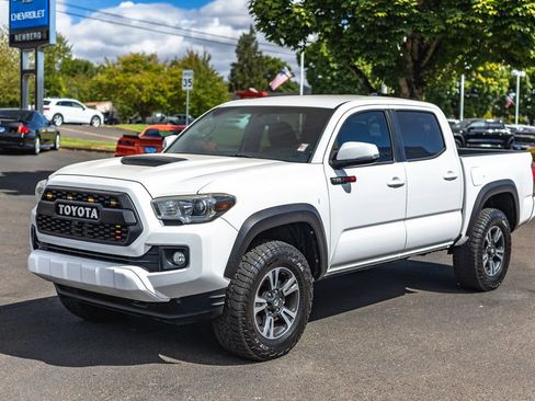 Used 2017 Toyota Tacoma TRD Sport w/ Tow Package RWD image 4