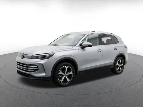 Used 2026 Volkswagen Tiguan SE AWD/4WD image 3